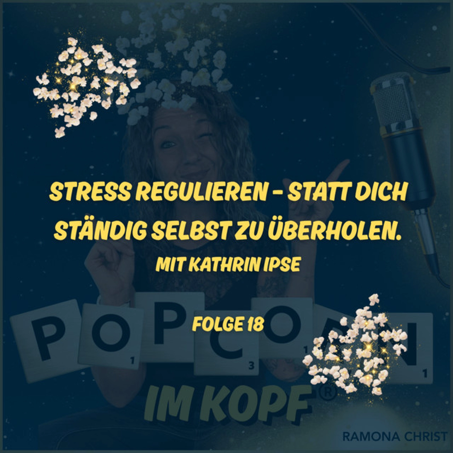 Kathrin Ipse - Expertin für Stressregulation, Nervensystem-Balance und professionelle Hypnose - Kathrin Ipse steht mit einem Mikrofon in der Hand auf der Bühne.
